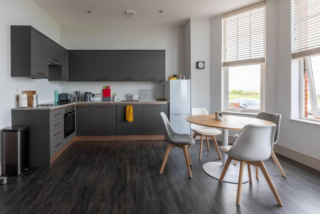 Waves@Walpole - 2 Bed Flat With Amazing Sea Views Lägenhet Margate Exteriör bild