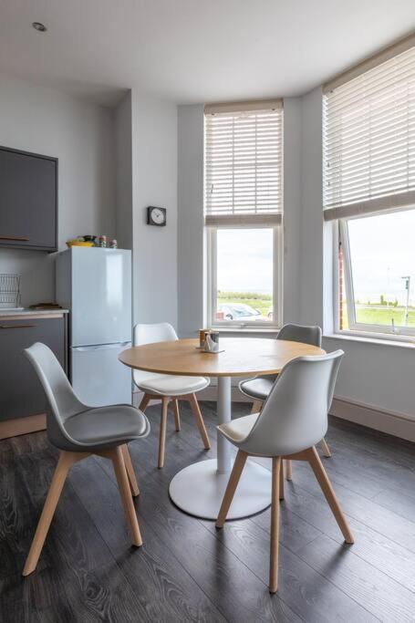 Waves@Walpole - 2 Bed Flat With Amazing Sea Views Lägenhet Margate Exteriör bild