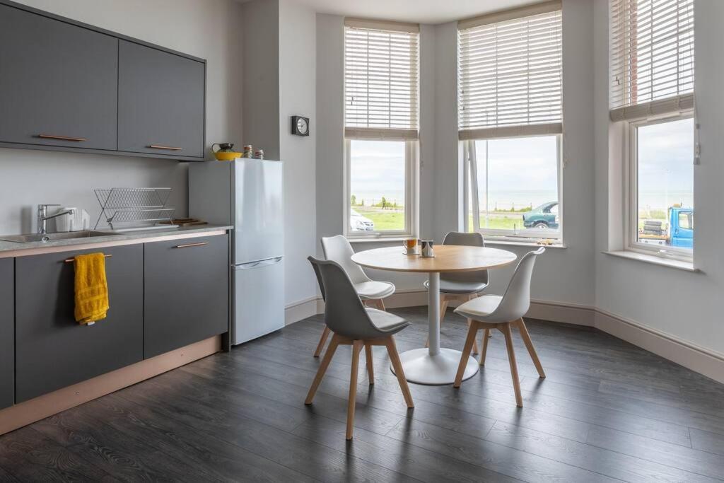 Waves@Walpole - 2 Bed Flat With Amazing Sea Views Lägenhet Margate Exteriör bild